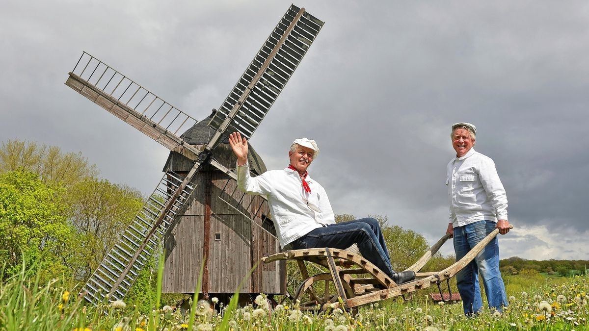 Wolfgang (links) und Hartmut Breithaupt sind die Besitzer der Bockwindmühle Ballstädt und kümmern sich mit einem Förderverein um deren Erhalt. Seit 2007 wird sie auch als Standesamt genutzt.