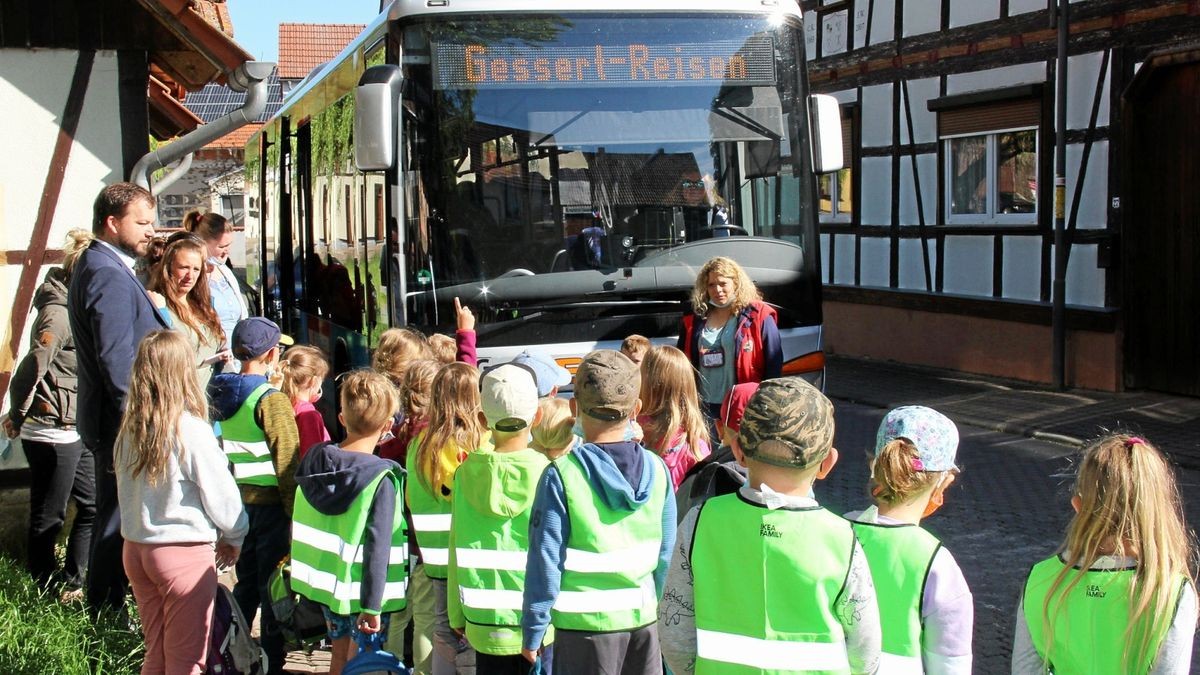 Ballstädt Schulanfänger üben sicheres Busfahren