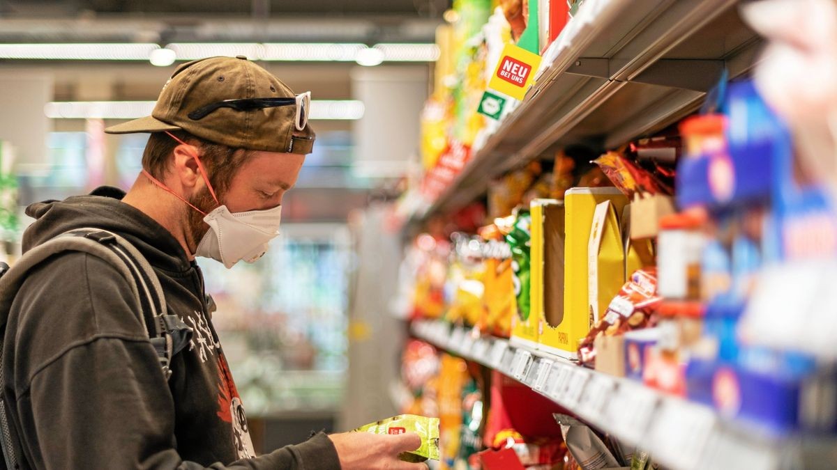 Auf Augenhöhe und auf der rechten Seite des Supermarkt-Regals stehen oft die teuren Produkte. Auf der linken Seite sowie oben und unten finden sich dagegen meist günstigere Artikel.