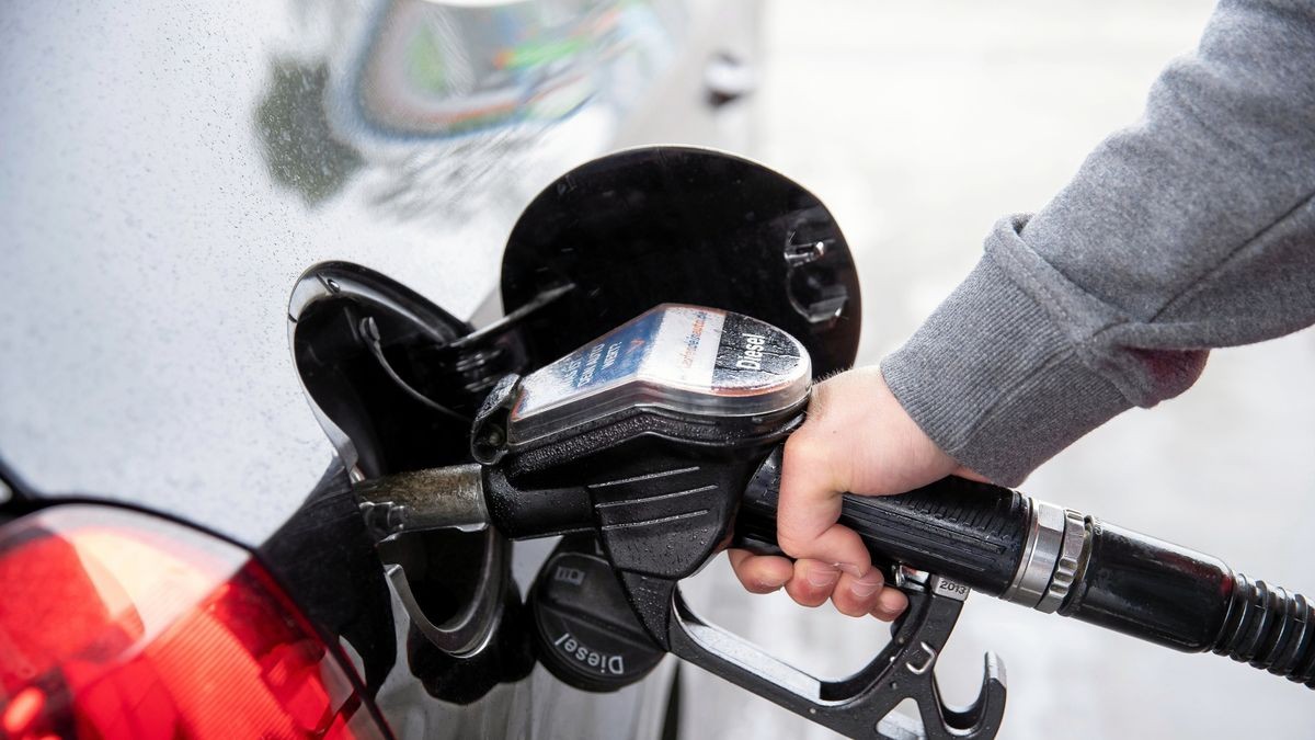 Ein Autofahrer steckt an einer Tankstelle einen Diesel-Zapfhahn in die Tanköffnung seines Fahrzeugs (Symbolfoto).