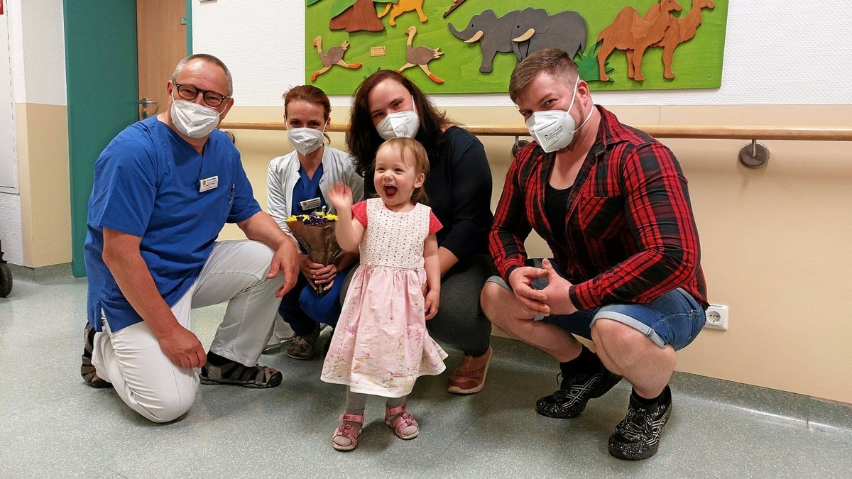 Bei einer Untersuchung wurde bei Mia eine seltene Anomalie entdeckt. Hier im Bild mit Chefarzt Dr. Detlef Stein, Dr. Katharina Fath, Franzisca Schlusche und Tommy Wagner (von links).