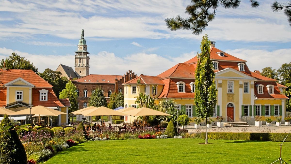 Der weitläufige Park des Friederikenschlösschens eignet sich perfekt für Fotoshootings und anschließende Hochzeitsempfänge. Im einstigen Kavaliershaus ist heute ein Restaurant.