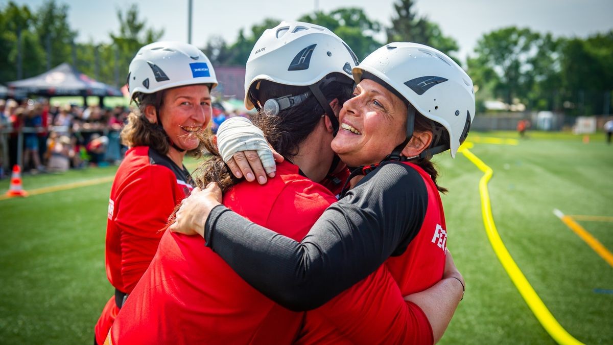 Am Sonntagabend sind auf dem Festplatz Blobach vor mehr als 1000 Feuerwehrangehörigen die Deutschen Feuerwehrmeisterschaften zu Ende gegangen. Zu der 4-Tages-Veranstaltung kamen 1300 Feuerwehrleute nach Mühlhausen. Einige Tausend Zuschauer sahen sich die Wettbewerbe im Stadion und auf dem Blobach an.