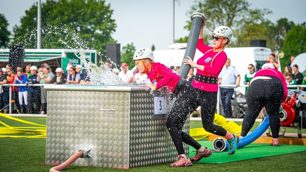 Am Sonntagabend sind auf dem Festplatz Blobach vor mehr als 1000 Feuerwehrangehörigen die Deutschen Feuerwehrmeisterschaften zu Ende gegangen. Zu der 4-Tages-Veranstaltung kamen 1300 Feuerwehrleute nach Mühlhausen. Einige Tausend Zuschauer sahen sich die Wettbewerbe im Stadion und auf dem Blobach an.