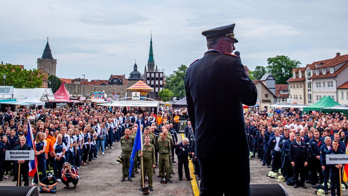 Am Sonntagabend sind auf dem Festplatz Blobach vor mehr als 1000 Feuerwehrangehörigen die Deutschen Feuerwehrmeisterschaften zu Ende gegangen. Zu der 4-Tages-Veranstaltung kamen 1300 Feuerwehrleute nach Mühlhausen. Einige Tausend Zuschauer sahen sich die Wettbewerbe im Stadion und auf dem Blobach an.