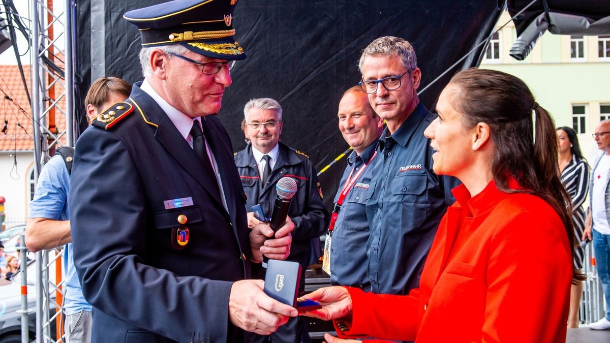 Am Sonntagabend sind auf dem Festplatz Blobach vor mehr als 1000 Feuerwehrangehörigen die Deutschen Feuerwehrmeisterschaften zu Ende gegangen. Zu der 4-Tages-Veranstaltung kamen 1300 Feuerwehrleute nach Mühlhausen. Einige Tausend Zuschauer sahen sich die Wettbewerbe im Stadion und auf dem Blobach an.