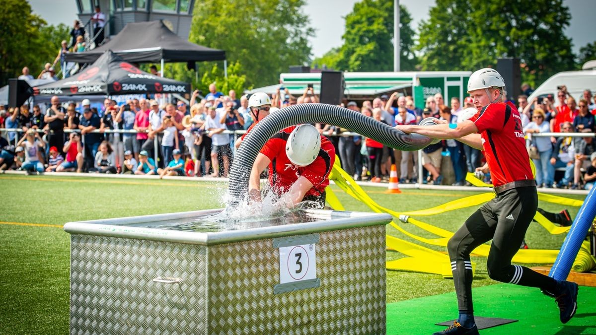 Am Sonntagabend sind auf dem Festplatz Blobach vor mehr als 1000 Feuerwehrangehörigen die Deutschen Feuerwehrmeisterschaften zu Ende gegangen. Zu der 4-Tages-Veranstaltung kamen 1300 Feuerwehrleute nach Mühlhausen. Einige Tausend Zuschauer sahen sich die Wettbewerbe im Stadion und auf dem Blobach an.