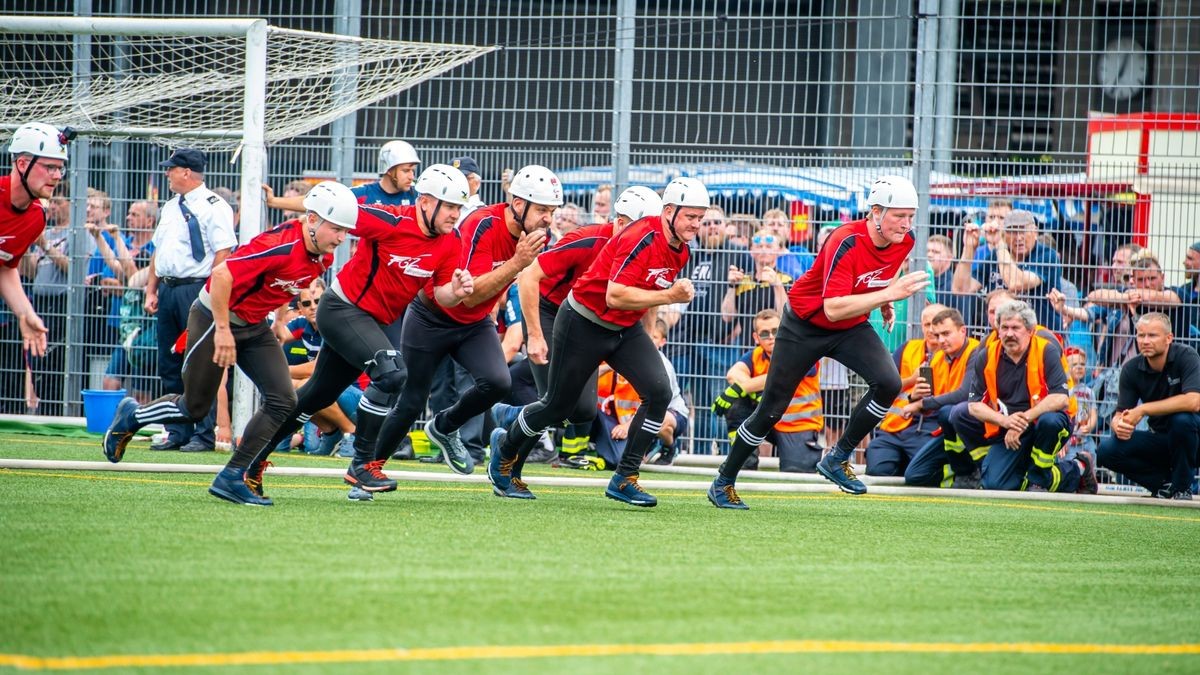 Am Sonntagabend sind auf dem Festplatz Blobach vor mehr als 1000 Feuerwehrangehörigen die Deutschen Feuerwehrmeisterschaften zu Ende gegangen. Zu der 4-Tages-Veranstaltung kamen 1300 Feuerwehrleute nach Mühlhausen. Einige Tausend Zuschauer sahen sich die Wettbewerbe im Stadion und auf dem Blobach an.