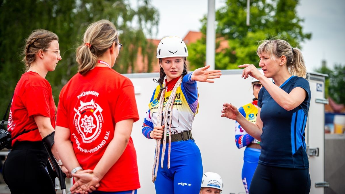 Am Sonntagabend sind auf dem Festplatz Blobach vor mehr als 1000 Feuerwehrangehörigen die Deutschen Feuerwehrmeisterschaften zu Ende gegangen. Zu der 4-Tages-Veranstaltung kamen 1300 Feuerwehrleute nach Mühlhausen. Einige Tausend Zuschauer sahen sich die Wettbewerbe im Stadion und auf dem Blobach an.