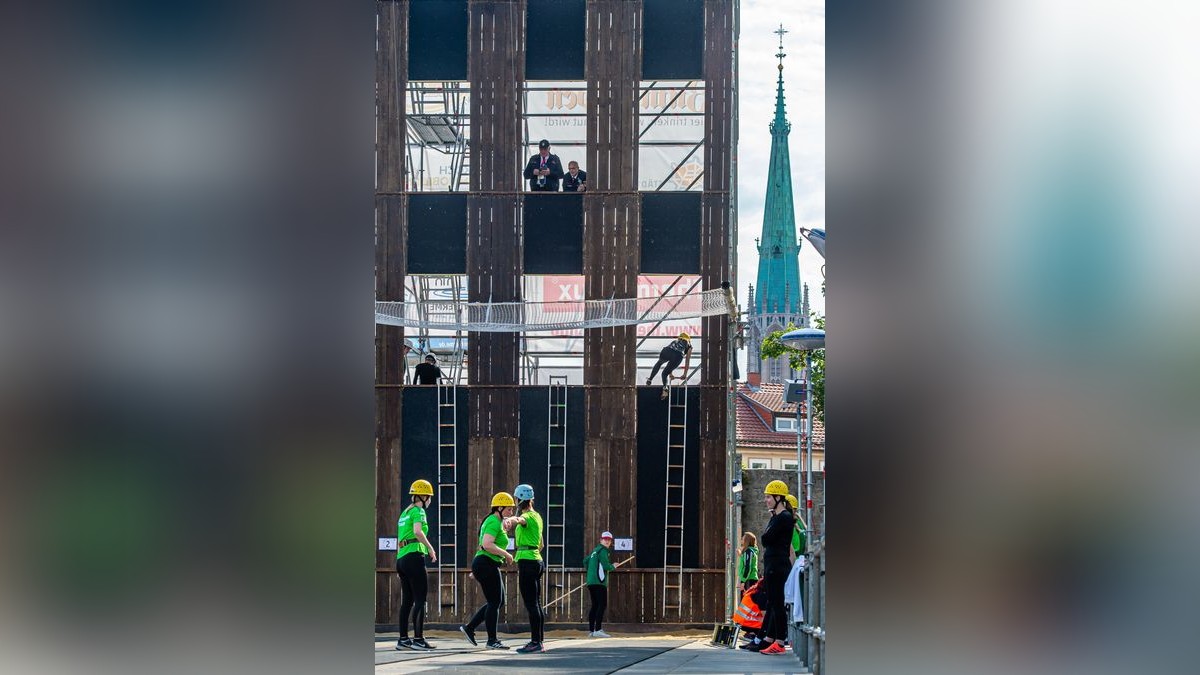 Am Sonntagabend sind auf dem Festplatz Blobach vor mehr als 1000 Feuerwehrangehörigen die Deutschen Feuerwehrmeisterschaften zu Ende gegangen. Zu der 4-Tages-Veranstaltung kamen 1300 Feuerwehrleute nach Mühlhausen. Einige Tausend Zuschauer sahen sich die Wettbewerbe im Stadion und auf dem Blobach an.