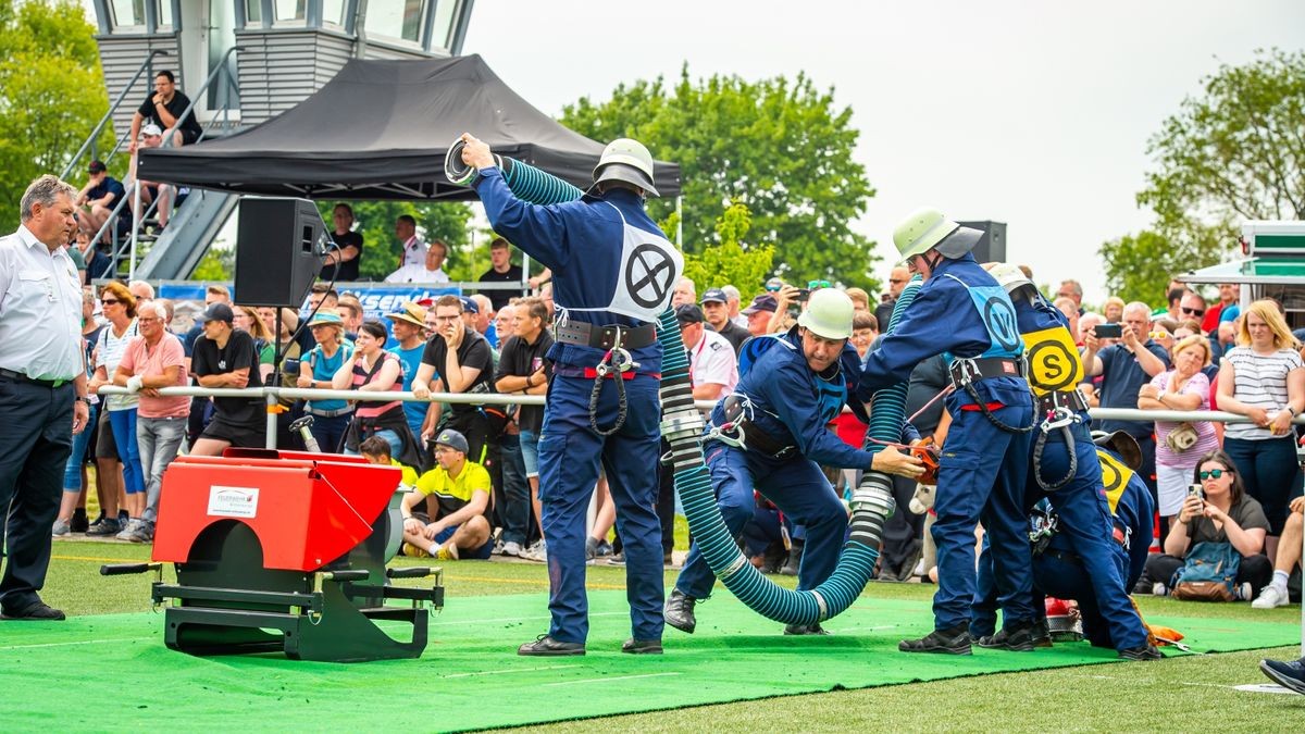 Am Sonntagabend sind auf dem Festplatz Blobach vor mehr als 1000 Feuerwehrangehörigen die Deutschen Feuerwehrmeisterschaften zu Ende gegangen. Zu der 4-Tages-Veranstaltung kamen 1300 Feuerwehrleute nach Mühlhausen. Einige Tausend Zuschauer sahen sich die Wettbewerbe im Stadion und auf dem Blobach an.