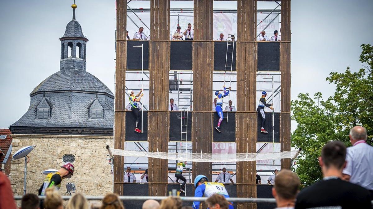 Am Sonntagabend sind auf dem Festplatz Blobach vor mehr als 1000 Feuerwehrangehörigen die Deutschen Feuerwehrmeisterschaften zu Ende gegangen. Zu der 4-Tages-Veranstaltung kamen 1300 Feuerwehrleute nach Mühlhausen. Einige Tausend Zuschauer sahen sich die Wettbewerbe im Stadion und auf dem Blobach an.