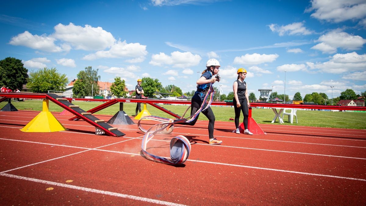 Am Sonntagabend sind auf dem Festplatz Blobach vor mehr als 1000 Feuerwehrangehörigen die Deutschen Feuerwehrmeisterschaften zu Ende gegangen. Zu der 4-Tages-Veranstaltung kamen 1300 Feuerwehrleute nach Mühlhausen. Einige Tausend Zuschauer sahen sich die Wettbewerbe im Stadion und auf dem Blobach an.