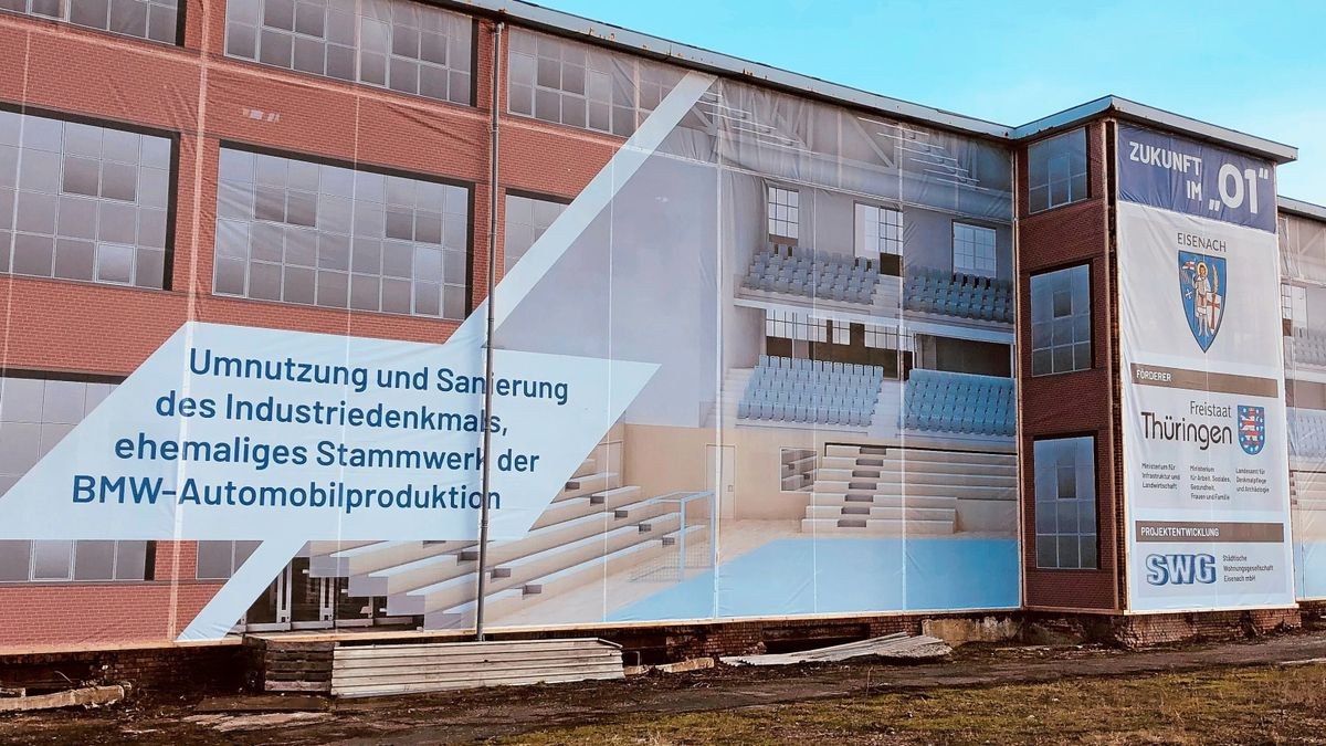 An der Westfassade des Industriedenkmals O1 ist erkennbar, was an der Stelle entstehen soll: eine neue Sportarena.