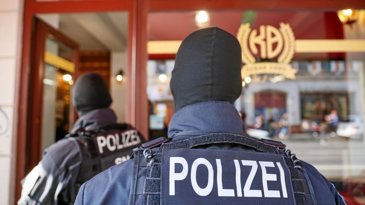 Bei Zollkontrollen von Barbershops in Thüringen hat die Polizei zwei Männer verhaftet. (Symbolbild) 