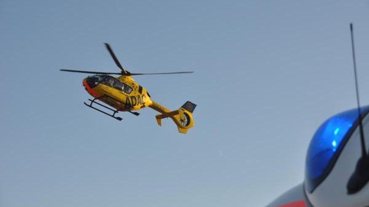 Mit einem Rettungshubschrauber wurde der schwer verletzte Junge in eine Klinik geflogen. (Symbolbild)