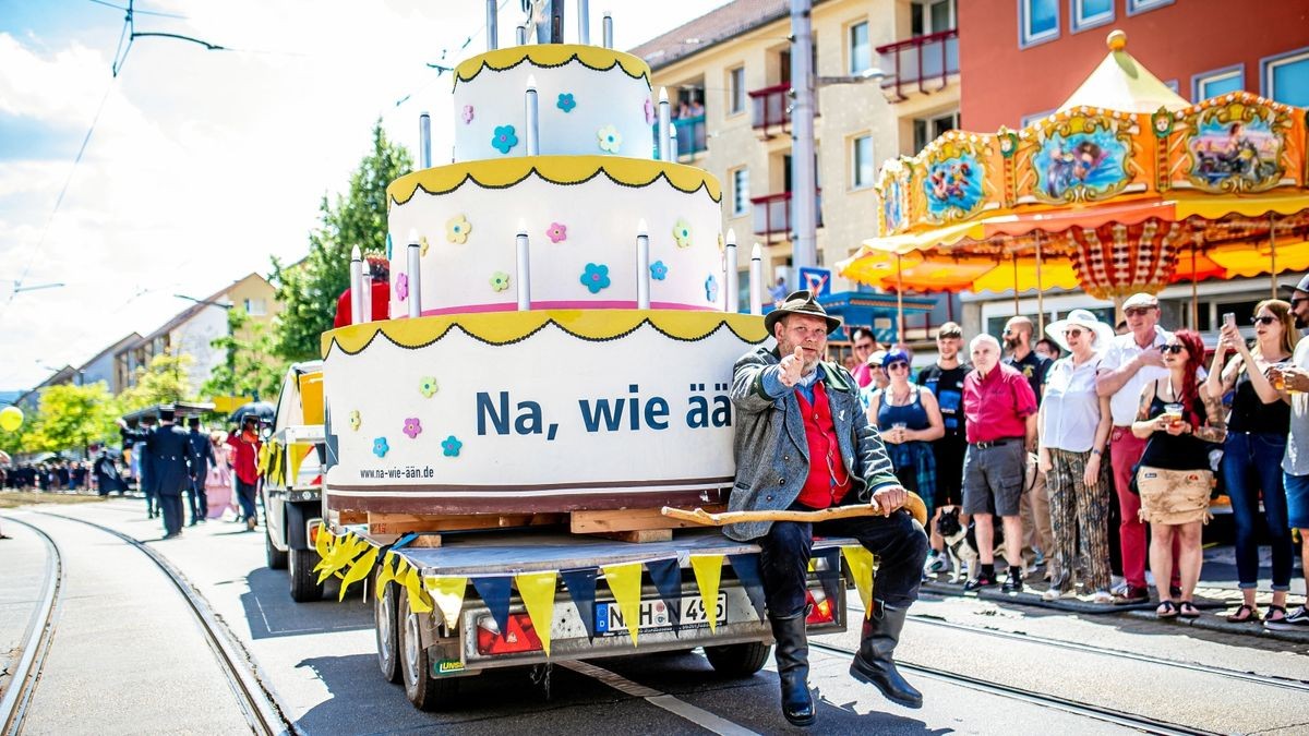 Bei einem Jubiläum von 1095 Jahren des Stadt.-Bestehens durfte im Festumzug eine angemessene Torte nicht fehlen