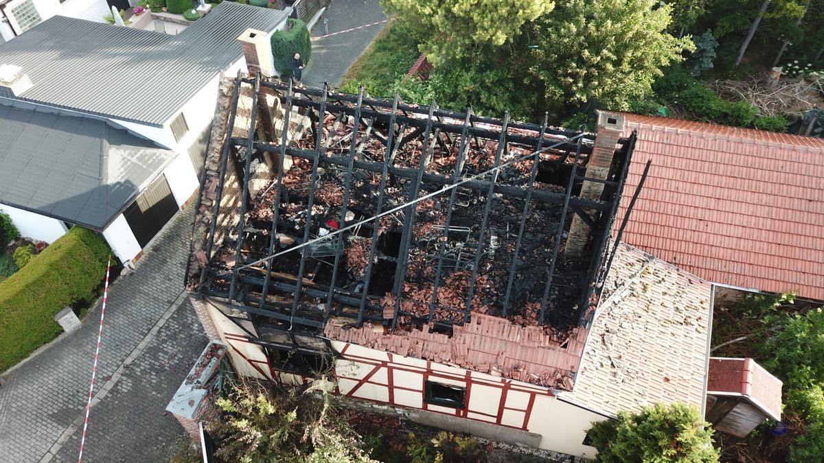 Die letzten Glutnester löschte die Feuerwehr am Dienstagmorgen noch bis 10.30 Uhr, berichtet Sondershausens Stadtbrandmeister Markus Pößel.