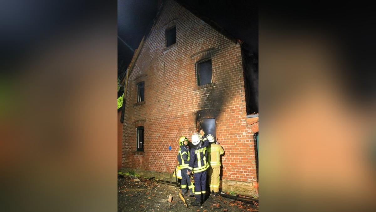 Durch Beregnen konnte die Feuerwehr das Übergreifen der Flammen letztlich verhindern, so Markus Pößel.