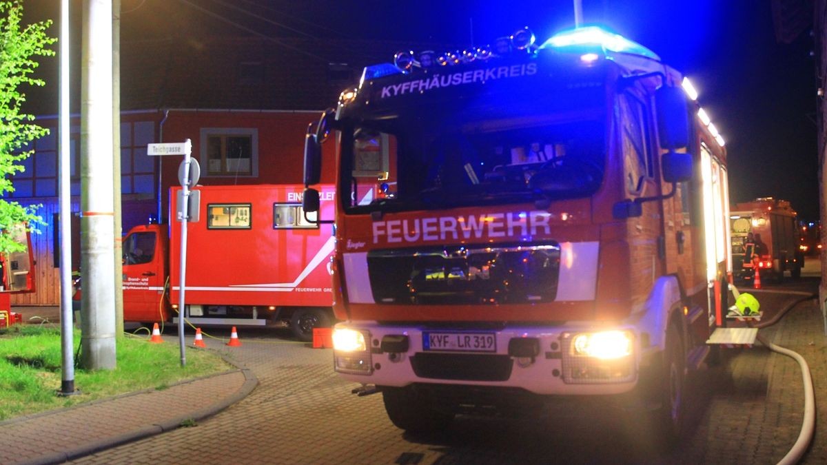 Mit Hilfe der zahlreichen Feuerwehrleute und Fahrzeuge habe man einen Pendelverkehr nach Hohenebra aufgebaut, um dort Wasser aus dem Hydrantennetz zu ziehen.