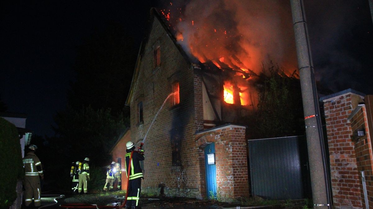 Beim Eintreffen der Feuerwehr habe das Haus bereits im Vollbrand gestanden, erklärt der Stadtbrandmeister.