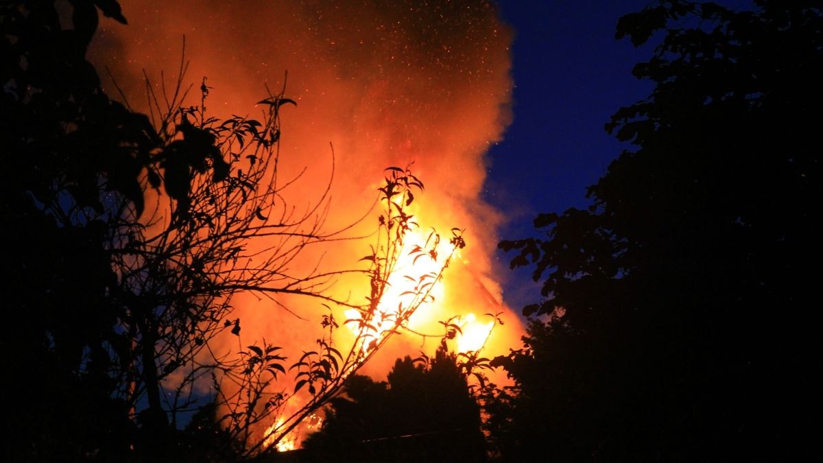 Rund 80 Kameraden und 18 Fahrzeuge von neun Feuerwehren waren zeitweise im Einsatz, um zu verhindern, dass das Feuer auf Nachbarhäuser übergreift.