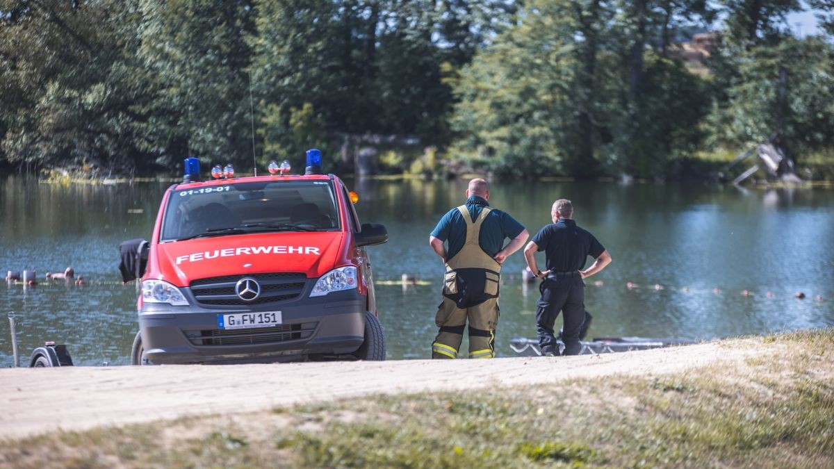 Vor Ort stellte sich heraus, dass sich der gesuchte zehnjährige Junge offensichtlich im Wasser befand, bis ihn seine Angehörigen nicht mehr sehen konnten.