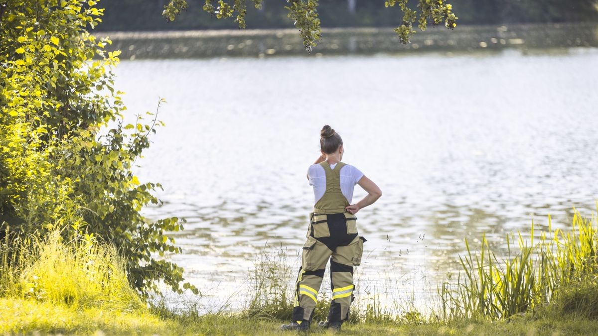 Die Geraer Polizei war Dienstagnachmittag darüber informiert worden, dass ein Kind beim Baden im Strandbad Aga plötzlich nicht mehr gesehen wurde. Kurz nach 15 Uhr rückten Einsatzkräfte von Rettungsdienst, Feuerwehr und Polizei aus.