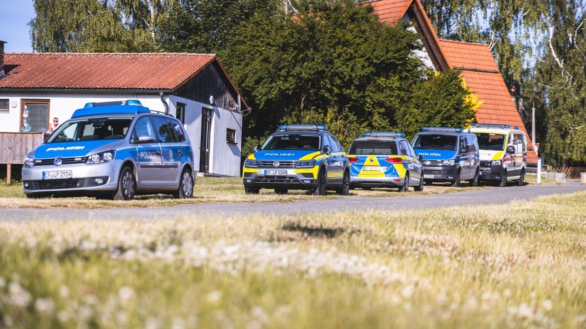 Einsatzkräfte, Polizeihund und zuletzt Polizeitaucher aus Erfurt suchten am Dienstag das Strandbad Gera-Aga ab - bis Polizeitaucher schließlich den Zehnjährigen bargen.