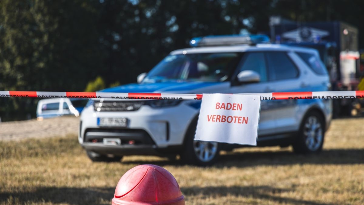 Einsatzkräfte, Polizeihund und zuletzt Polizeitaucher aus Erfurt suchten am Dienstag das Strandbad Gera-Aga ab - bis Polizeitaucher schließlich den Zehnjährigen bargen.