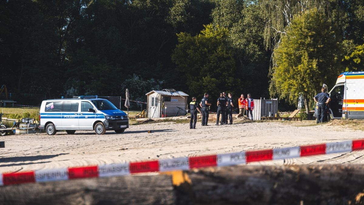 Einsatzkräfte, Polizeihund und zuletzt Polizeitaucher aus Erfurt suchten am Dienstag das Strandbad Gera-Aga ab - bis Polizeitaucher schließlich den Zehnjährigen bargen.