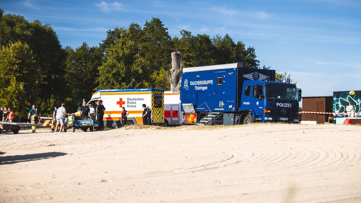 Einsatzkräfte, Polizeihund und zuletzt Polizeitaucher aus Erfurt suchten am Dienstag das Strandbad Gera-Aga ab - bis Polizeitaucher schließlich den Zehnjährigen bargen.