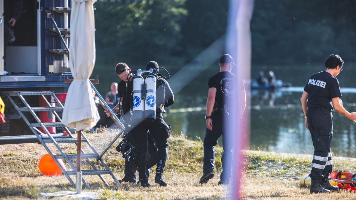 Einsatzkräfte, Polizeihund und zuletzt Polizeitaucher aus Erfurt suchten am Dienstag das Strandbad Gera-Aga ab - bis Polizeitaucher schließlich den Zehnjährigen bargen.