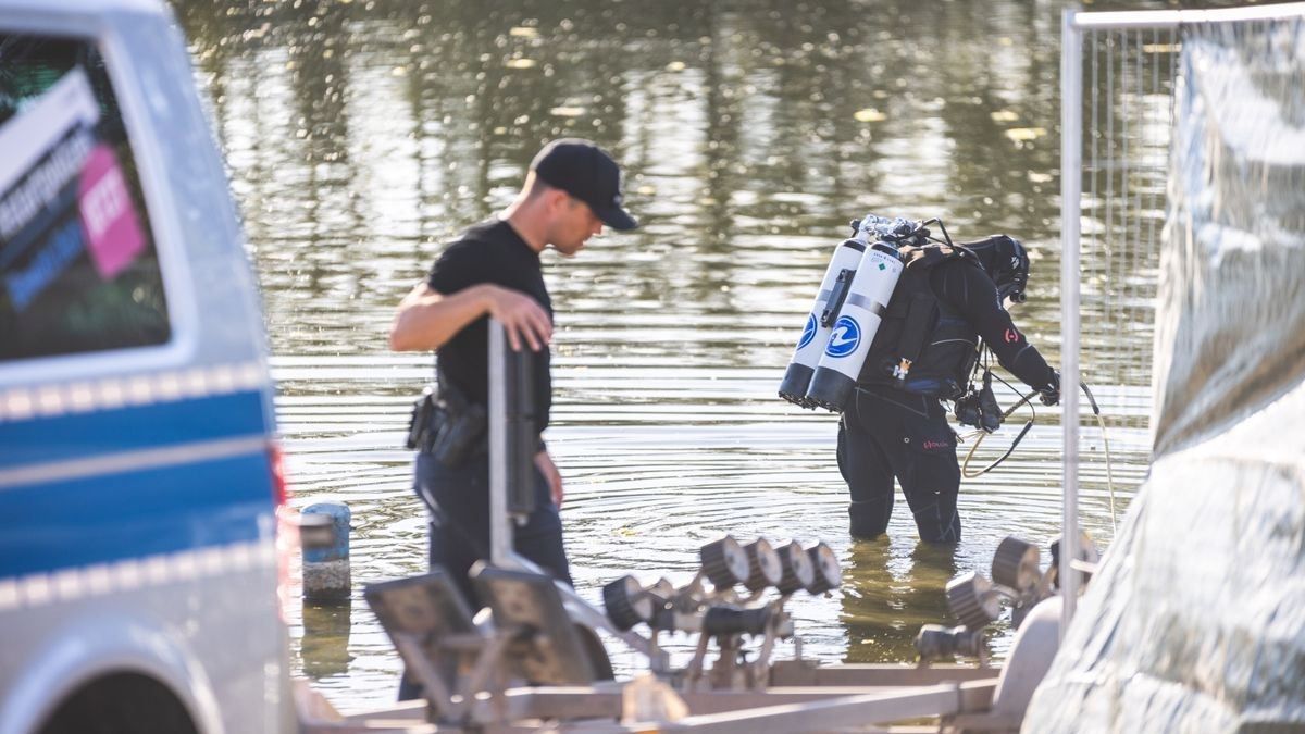 Einsatzkräfte, Polizeihund und zuletzt Polizeitaucher aus Erfurt suchten am Dienstag das Strandbad Gera-Aga ab - bis Polizeitaucher schließlich den Zehnjährigen bargen.