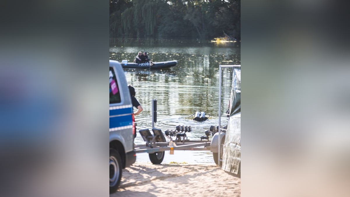 Einsatzkräfte, Polizeihund und zuletzt Polizeitaucher aus Erfurt suchten am Dienstag das Strandbad Gera-Aga ab - bis Polizeitaucher schließlich den Zehnjährigen bargen.