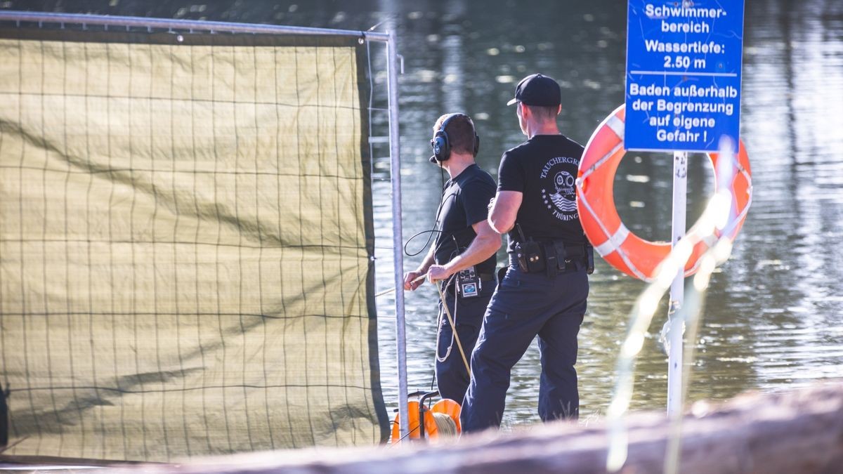 Einsatzkräfte, Polizeihund und zuletzt Polizeitaucher aus Erfurt suchten am Dienstag das Strandbad Gera-Aga ab - bis Polizeitaucher schließlich den Zehnjährigen bargen.