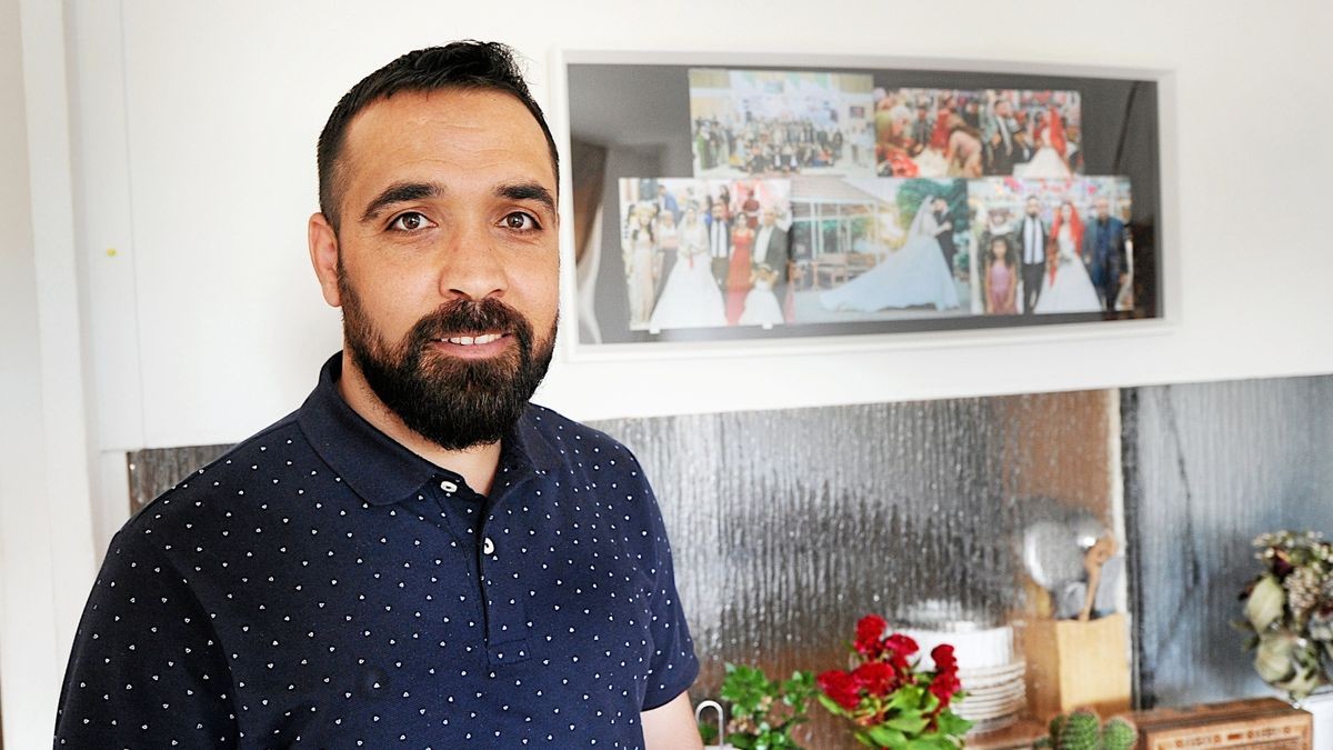 Asaad Abdu hat zu Freunden und Verwandten in seiner alten Heimat nur Kontakt über Telefon und Internet. An sie erinnern Fotos in seiner Wohnung. 