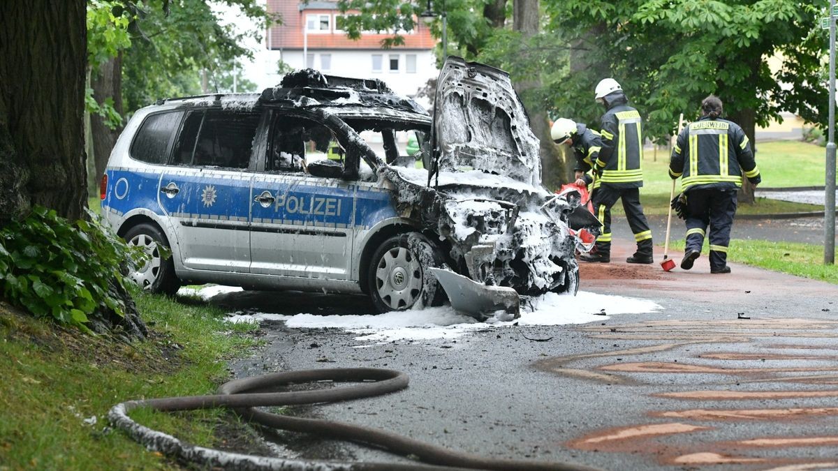 Die Feuerwehren aus Worbis, Wintzingerode und Kirchohmfeld waren im Einsatz, der Polizist wurde leicht verletzt.