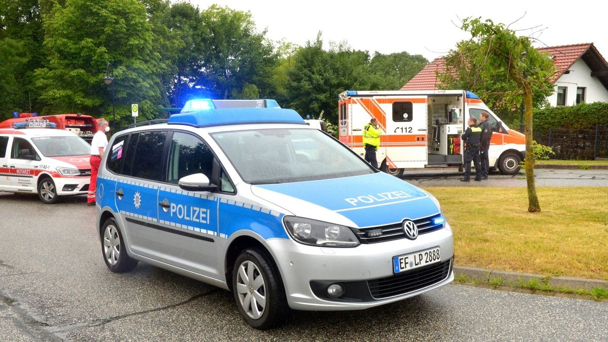 Die Feuerwehren aus Worbis, Wintzingerode und Kirchohmfeld waren im Einsatz, der Polizist wurde leicht verletzt.