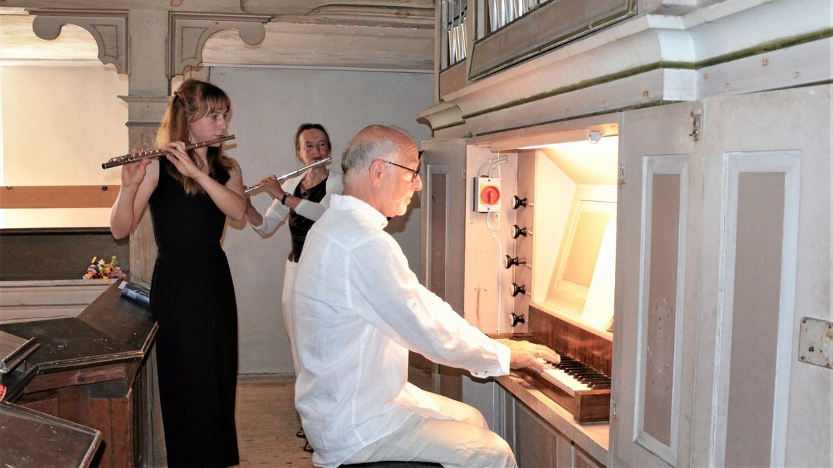 Mit einem Stück von Frantisek Xaver Brixi eröffnete Martin Herzog (vorn) das Konzert zur Orgel-Wiedereinweihung.