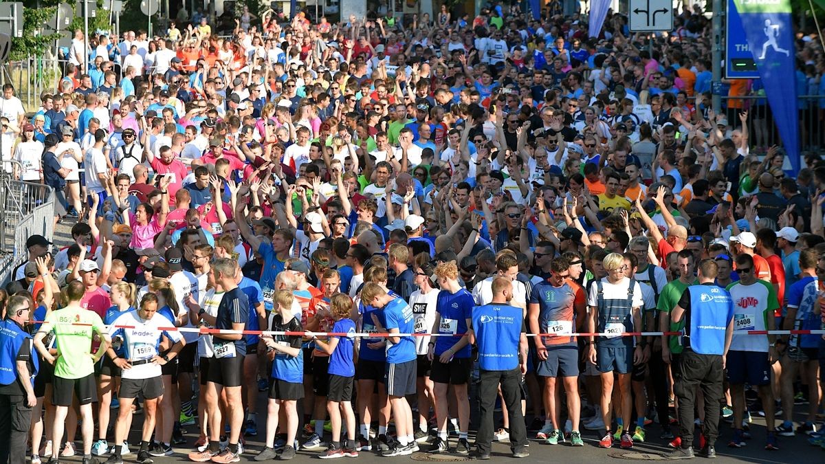 Drei Minuten später als geplant gingen die ersten Läufer auf die 5-Kilometer-Strecke. 