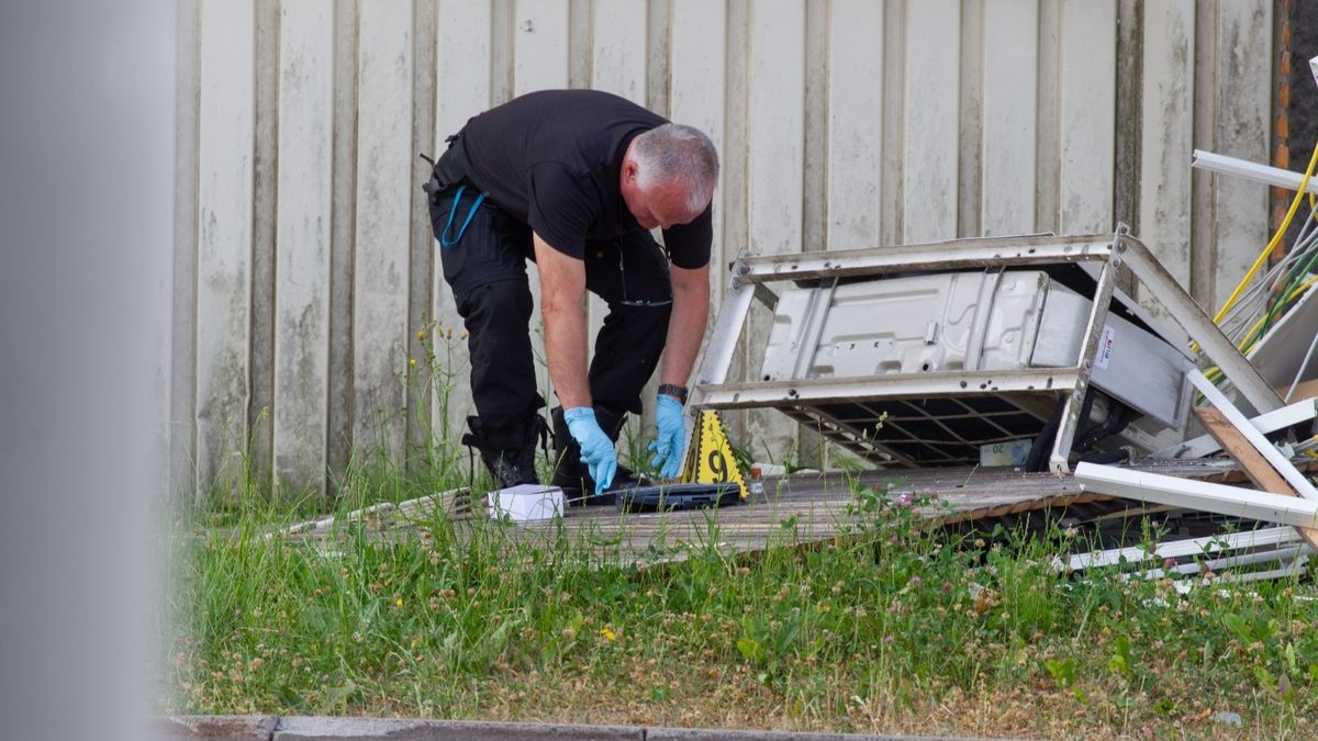 In Eisfeld (Landkreis Hildburghausen) ist ein Geldautomat gesprengt und Bargeld gestohlen worden. 