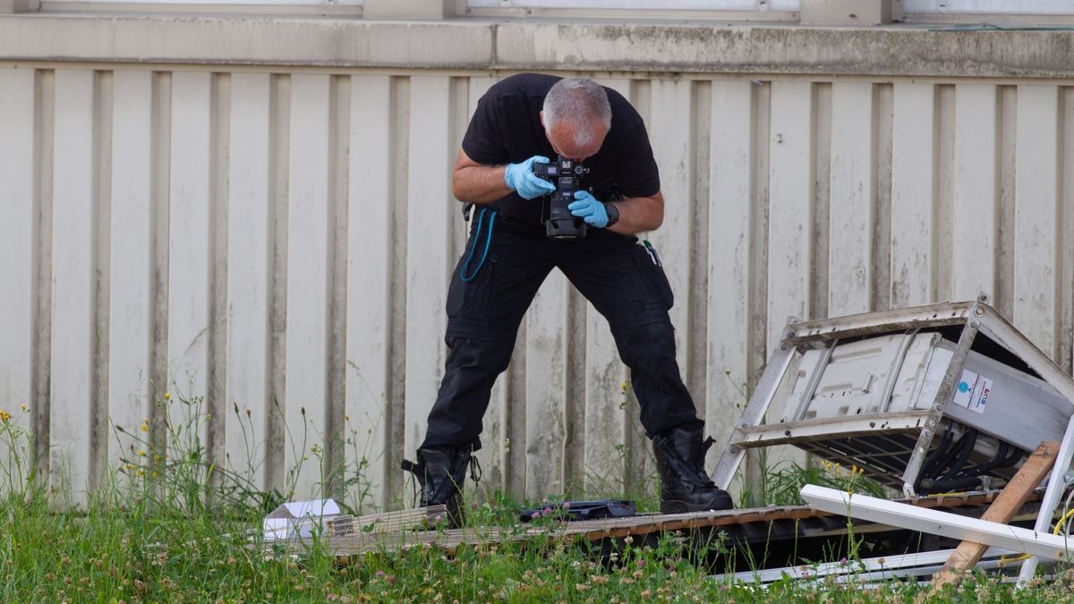 In Eisfeld (Landkreis Hildburghausen) ist ein Geldautomat gesprengt und Bargeld gestohlen worden. 