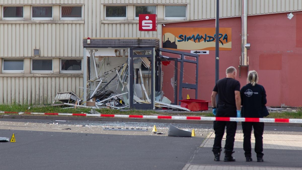 In Eisfeld (Landkreis Hildburghausen) ist ein Geldautomat gesprengt und Bargeld gestohlen worden. 