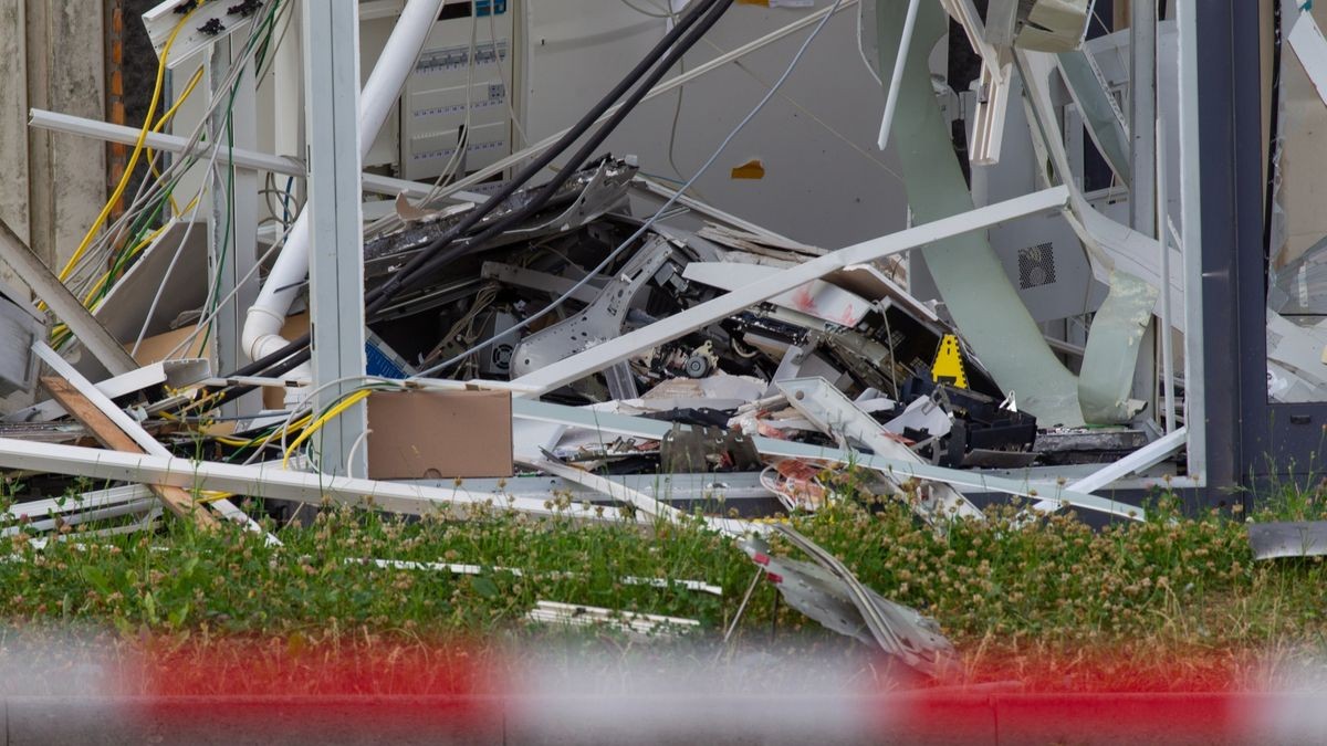 Der Container, in dem sich der Geldautomat befand, sei durch die Sprengung völlig zerstört worden, sagte der Sprecher.