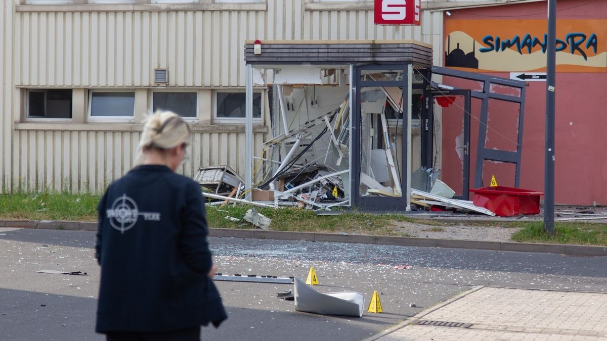 In Eisfeld (Landkreis Hildburghausen) ist ein Geldautomat gesprengt und Bargeld gestohlen worden. 