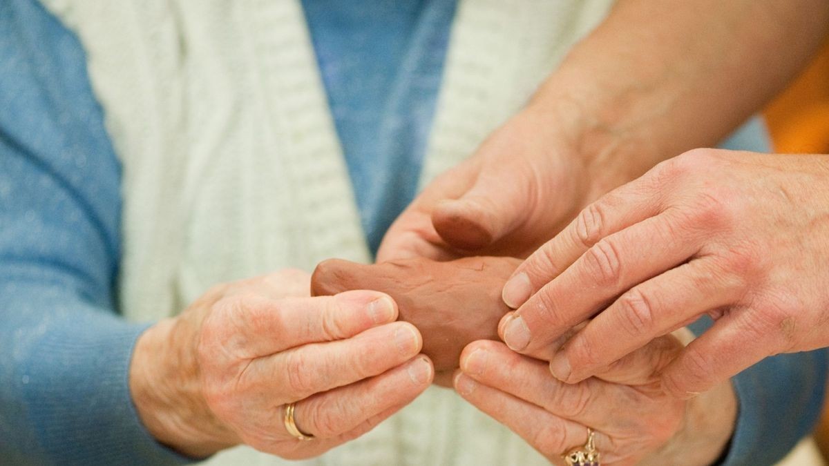 Es läuft gut mit Oma und den Pflegekräften im Heim. Wollen Angehörige ihrem Dank Ausdruck verleihen, reicht manchmal schon eine kleine Geste - ein Lächeln oder eine Kleinigkeit, die die Teamsitzung versüßt.