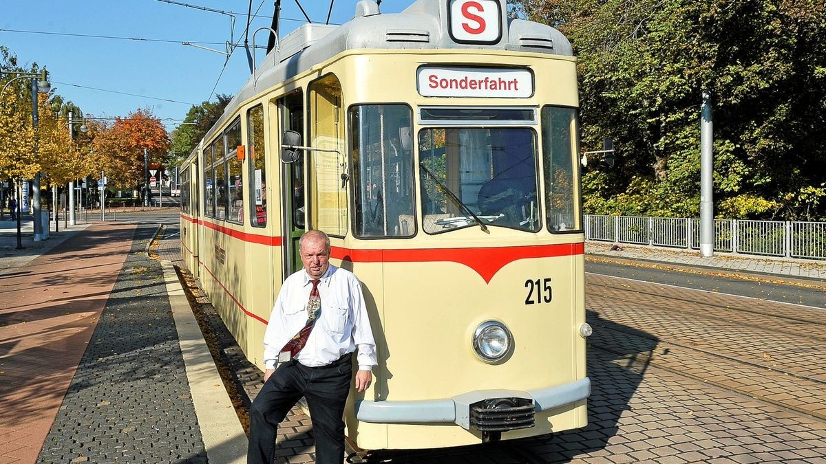 Mit dem in Gotha 1967 gebauten Gelenkwagen 215 geht es zum Boxberg, wo die Bahn hält und zur Standesamt-Außenstelle wird.