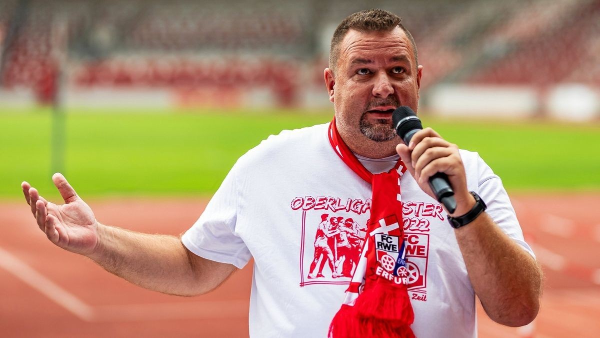 Vorstandssprecher Lars Fuchs bei der Mitgliederversammlung des FC Rot-Weiß Erfurt am 25. Juni.