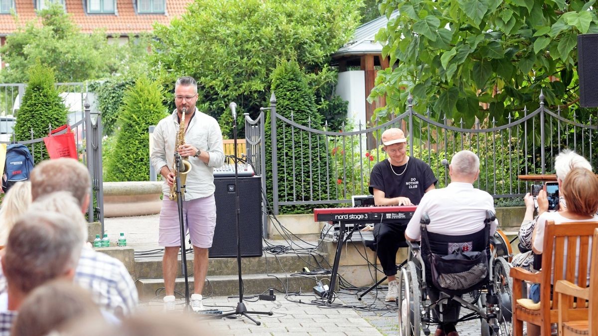 Auf ihrer Wohnwagen-Tour legten Antonio Lucaciu (links) und Sascha Stiehler auch einen Stopp in Sömmerda ein. Im Innenhof des Dreyse-Hauses begeistere das Duo sein Publikum. 